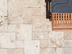 Dalles en travertin Rustic et chaise longue en bois vues de haut