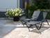 Deux chaises longues et pot de fleurs sur dalles en travertin Rustic