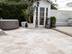 Terrasse avec dallage en travertin Rustic, maisonnette de jardin, piscine gonflable.