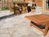Une terrasse rustic avec dalles en travertin Rustic et mobilier en bois