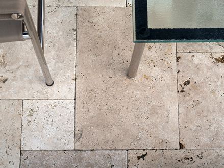 Travertin Rustic en opus romain et table en verre vus de haut