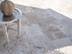 Dallage extérieur en travertin Rustic, petite table ronde et boule décorative