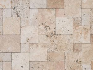 Voilà la variété du dallage en travertin Rustic Vue de haut sur le dallage en travertin Rustic posé en format opus romain