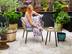 Dalles en travertin Rustic et femme assise sur une chaise