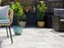 Des dalles en travertin Rustic sur la terrasse et une chaise