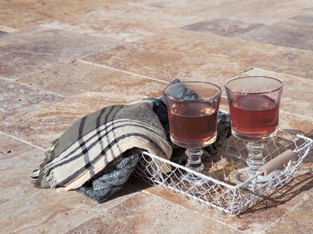 Plateau avec boissons sur terrasse en travertin Scabas