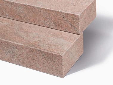 Le jeu de couleurs est mis en valeur par la finition adoucie des blocs marches Blocs marches en gneiss Bologna zoom