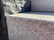 Blocs marches en granite Silver Classico posé vu de près