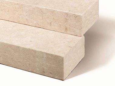 Les bords sciés sont parfaits pour un style propre et sobre Blocs marches en pierre calcaire Camino Sand zoom
