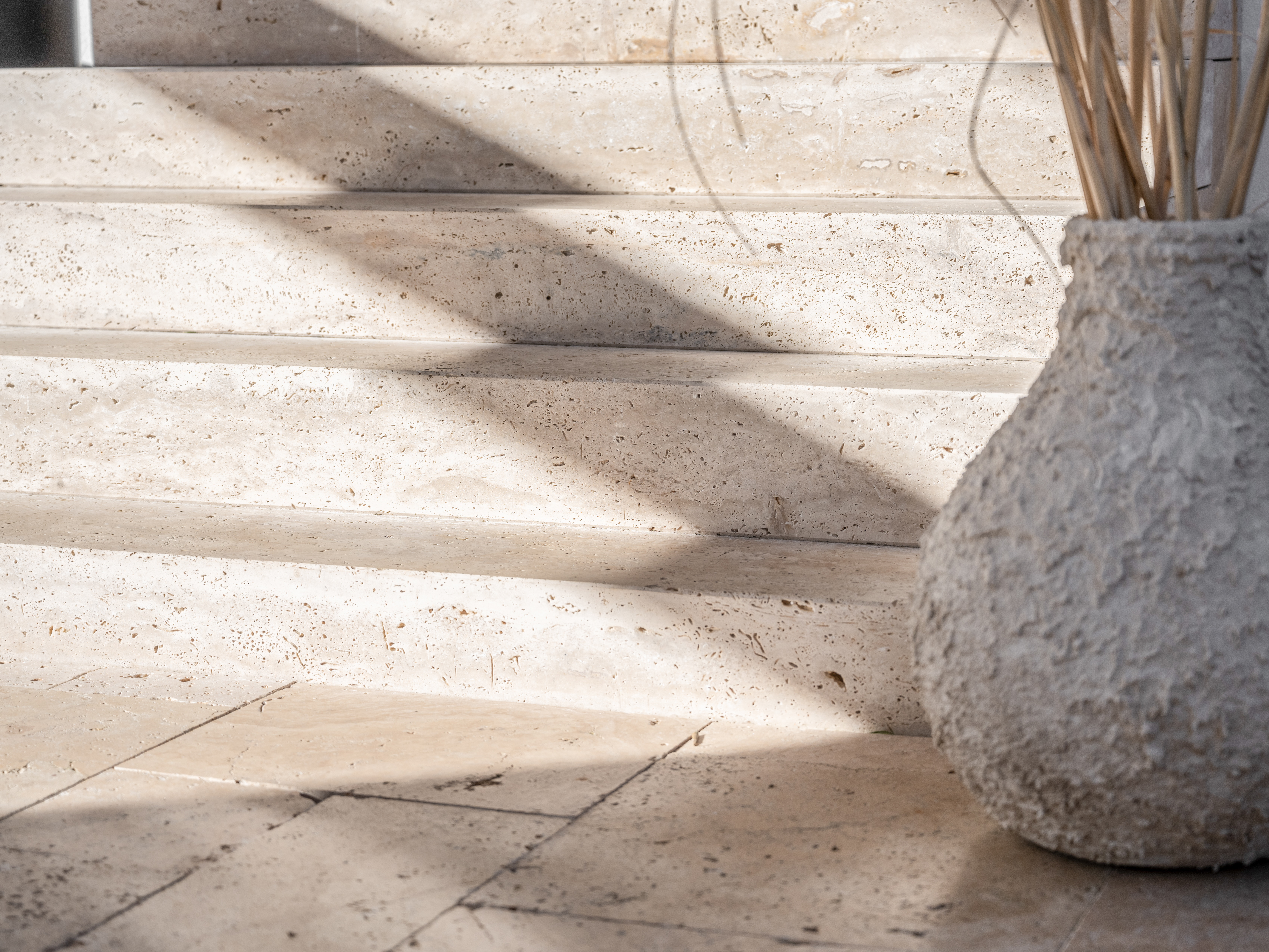 Blocs marches en travertin Medium Select avec vase extérieur