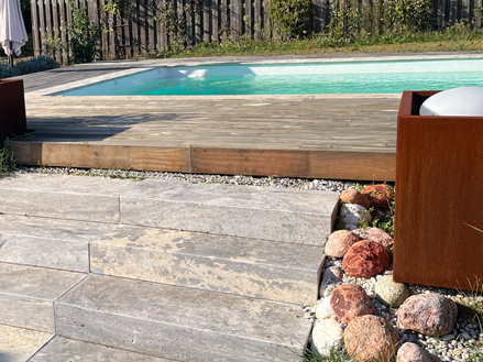 Photo client : escalier en travertin Silver menant à la piscine