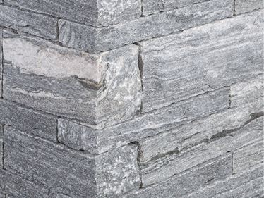 Zoom sur un muret en gneiss Urban Grey Line Rustic
