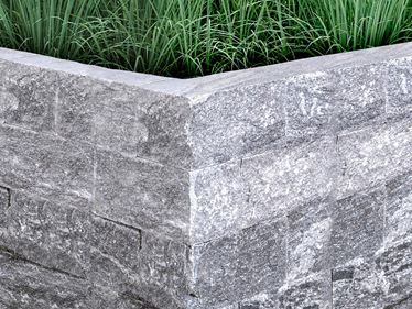 Muret en gneiss Urban Grey Line avec gazon