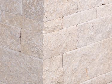 Zoom sur un muret en pierre calcaire Cremona