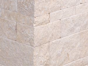 Un jardin élégant grâce à la pierre calcaire Cremona et ses tons clairs Zoom sur un muret en pierre calcaire Cremona