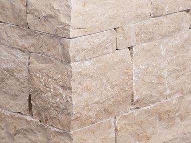 Zoom sur un muret en pierre calcaire Gala