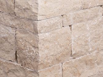 Zoom sur un muret en pierre calcaire Gala