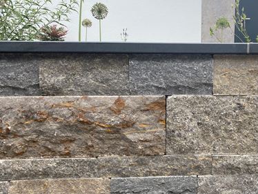 Muret en calcaire franconien avec assise