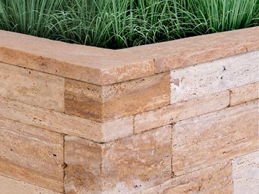 Muret en travertin Gold avec gazon