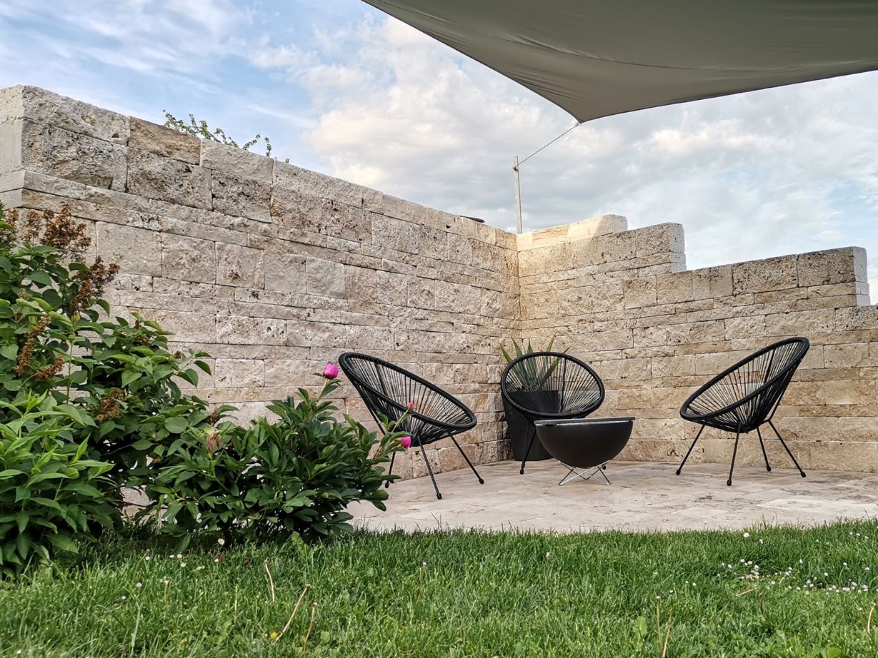 Photo du client. Un contraste charmant : un mur méditerranéen & des sièges modernes Travertin_Mur_Moyen_Select_Rustic_Coin_siège