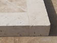 Pierres à muret en travertin Medium Select utilisées en tant que bordure de terrasse