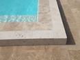 Muret en travertin Medium Select autour de la piscine