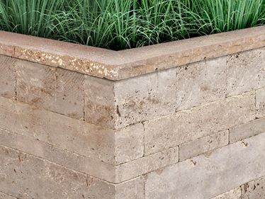 Muret en travertin Noce avec gazon