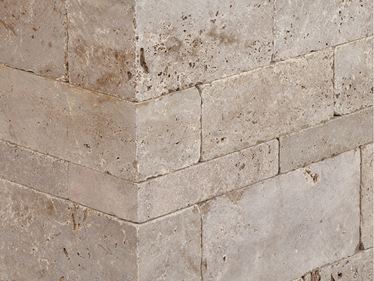 Zoom sur un muret en travertin Noce