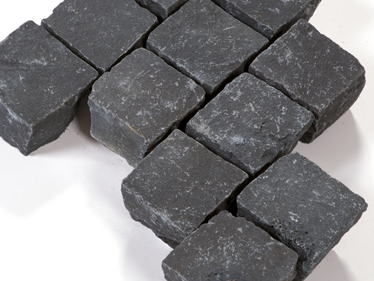 Pavés en basalte Takeda en format 10x10x8 cm
