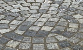 Des idées d'aménagement avec des pavés en gneiss Les pavés en gneiss Urban Grey Line posés en cercle