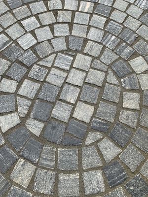 Les pavés en gneiss Urban Grey Line posés en cercle