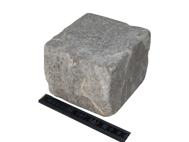 Un pavé en pierre calcaire Camino Grey et un mètre pliant