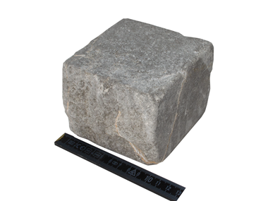 Un pavé en pierre calcaire Camino Grey et un mètre pliant