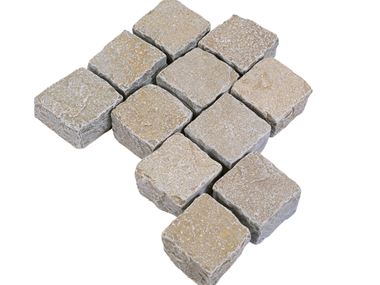 Les pavés en pierre calcaire Java Sand sur fond blanc