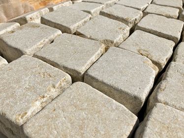 Pavé_en_calcaire_Royal_Beige_schrg
