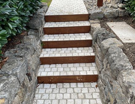Escalier en pavés de travertin Medium Select dans le jardin. Photo client.