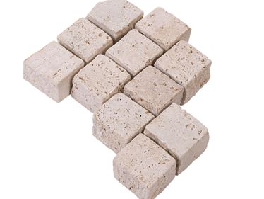 Les pavés en travertin Medium Select sur fond blanc