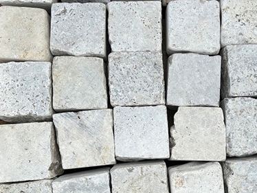 Galerie 1 – Détail : pavé en travertin « Silver »