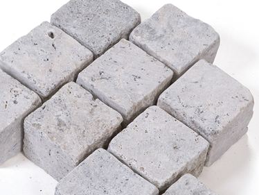 Zoom sur les pavés en travertin Silver
