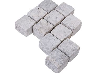 Les pavés en travertin Silver & un fond blanc