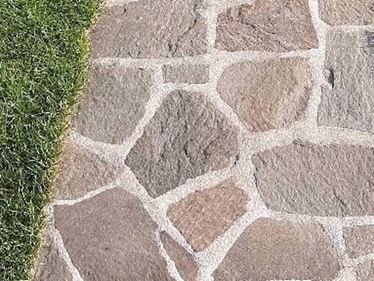 Gal 1 : dalles polygonales en porphyre « Porphyr Terra » avec gazon