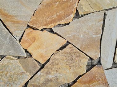 Les dalles polygonales en quartzite Irish Gold