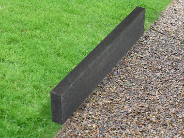 Bordure en basalte Takeda avec gazon et graviers