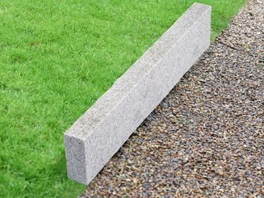 Bordure de gazon en granite Silver Classico avec gazon et graviers