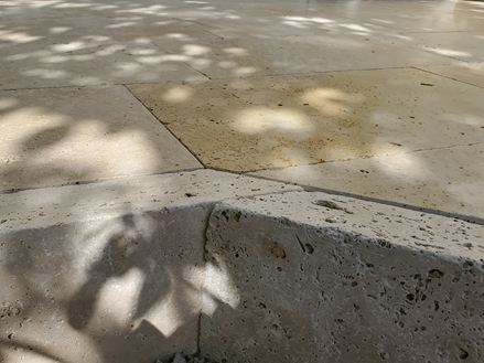 Bordures de terrasse en travertin Medium Select avec ombres