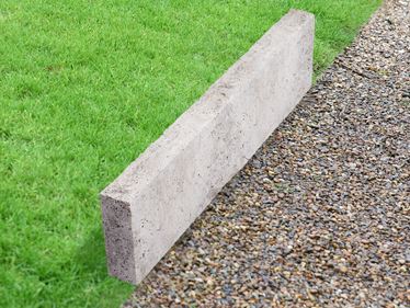 Bordure de gazon en travertin Silver avec gazon et graviers