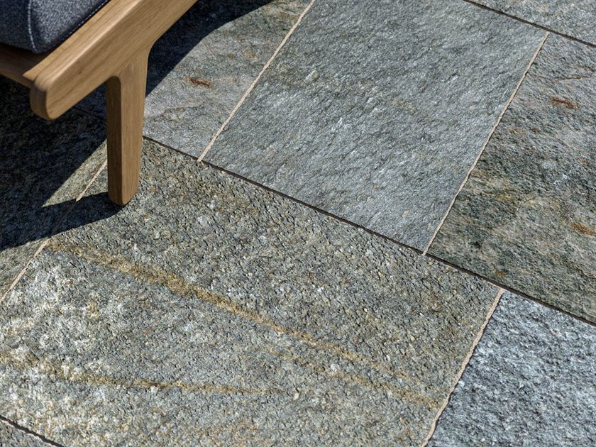 Dalles en gneiss Luserna, vue en biais avec pied de chaise