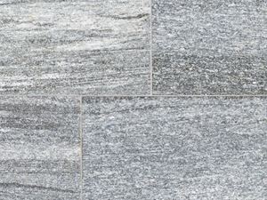 Le granite et ses sublimes nuances de gris et de blanc Gros plan sur les dalles de granite gris Urban Grey Line
