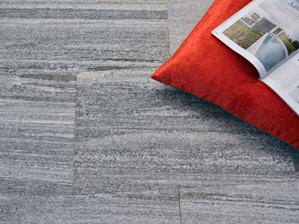 Dalles de granit Urban Grey Line avec coussin orange et magazine