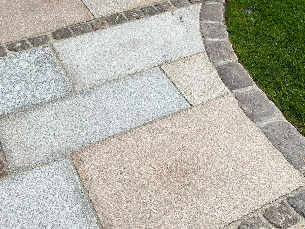 Les dalles de granite Girona Antique ont un style naturel unique Dalles en granite Girona Antique et pavés pour un chemin de jardin naturel